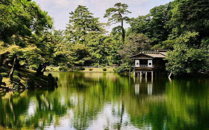 Kenrokuen Garden pond with a teahouse and pine trees in Kanazawa, Ishikawa, Japan